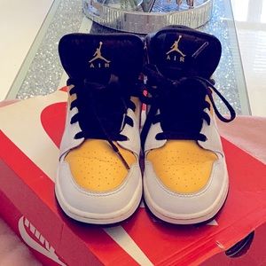 Air Jordan 1 Mid 'University Gold'